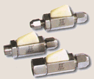 �������y